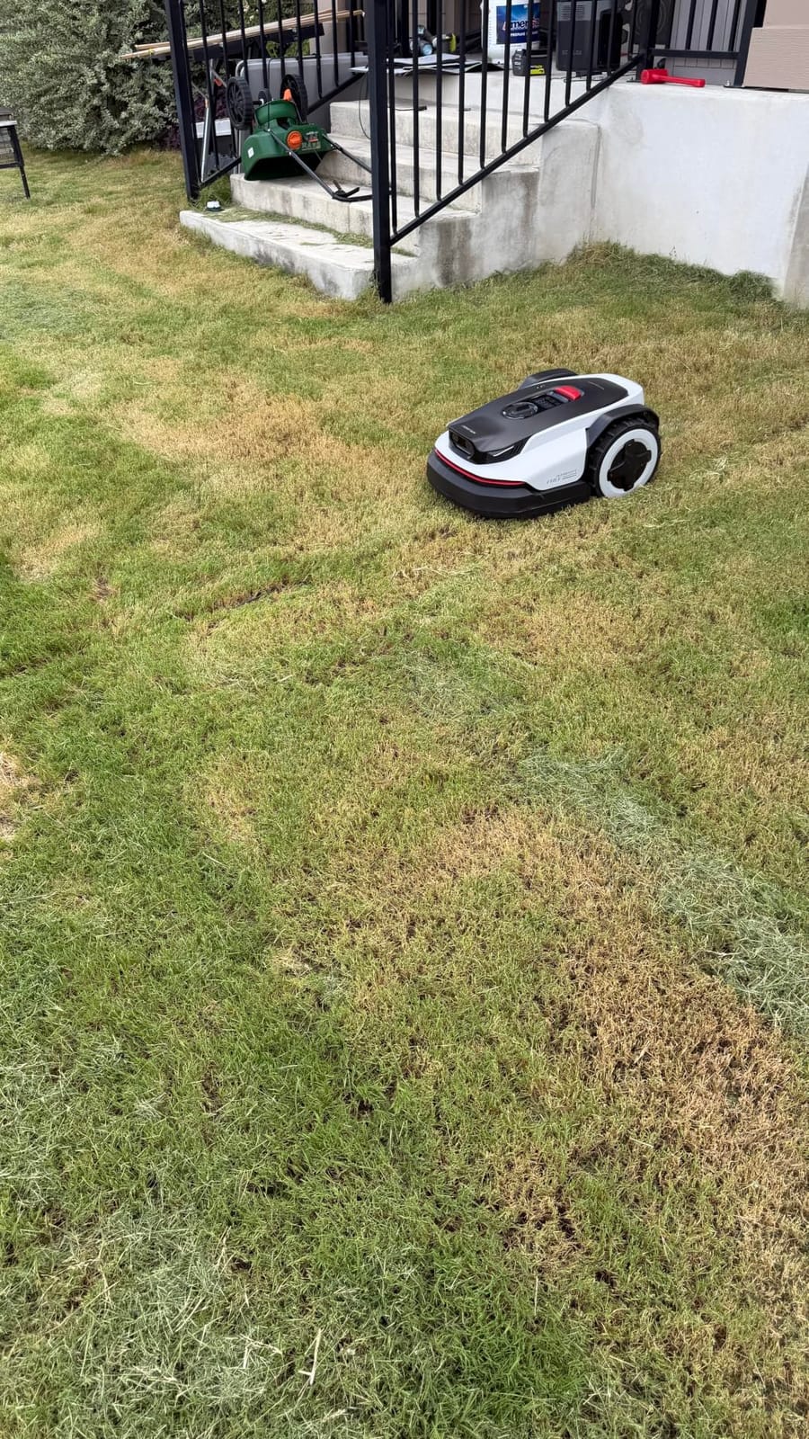 Roborock RockNeo Q110H Robot Lawn Mower, Wire-Free Robotic Lawn Mower with Full-Band RTK + VSLAM Navigation, Auto Mapping, AI Vision Obstacle Avoidance, App Control, 45% Slope, Covers Up to 1/4 Acre customer photo 2
