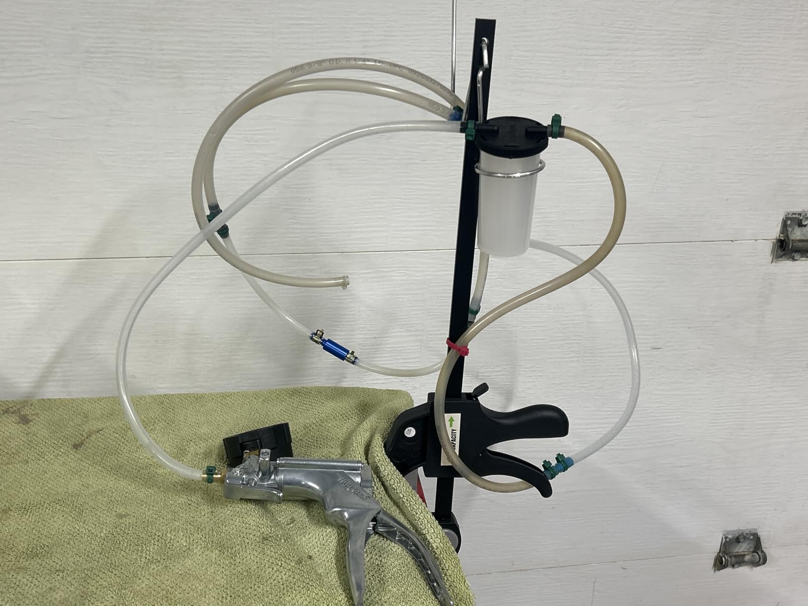 Mityvac MV8500 Silverline Elite Automotive Brake/Clutch Bleeding, Diesel Fuel Priming and Vacuum/Pressure Testing Kit, Ergonomic Design, Zinc-aluminum Die Cast, MV8510 Pump, 4.5oz Fluid Reservoir customer photo 2