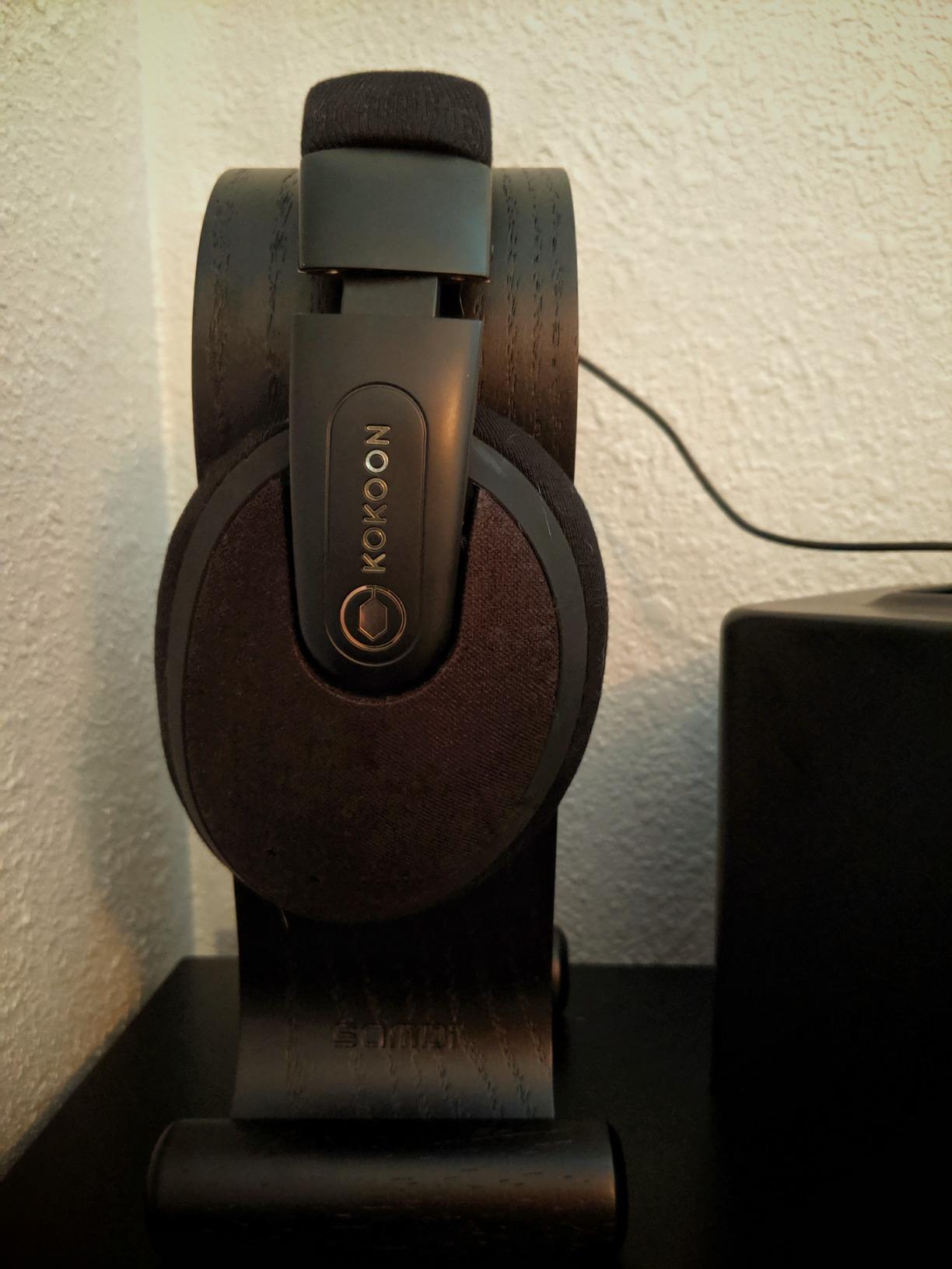 SAMDI Wood Headphone Stand, Headphone Holder Wood Headset Stand Compatible for Sony, Bose, Shure, Jabra, JBL, AKG Gaming Headphones Display et. (Walnut) customer photo 1