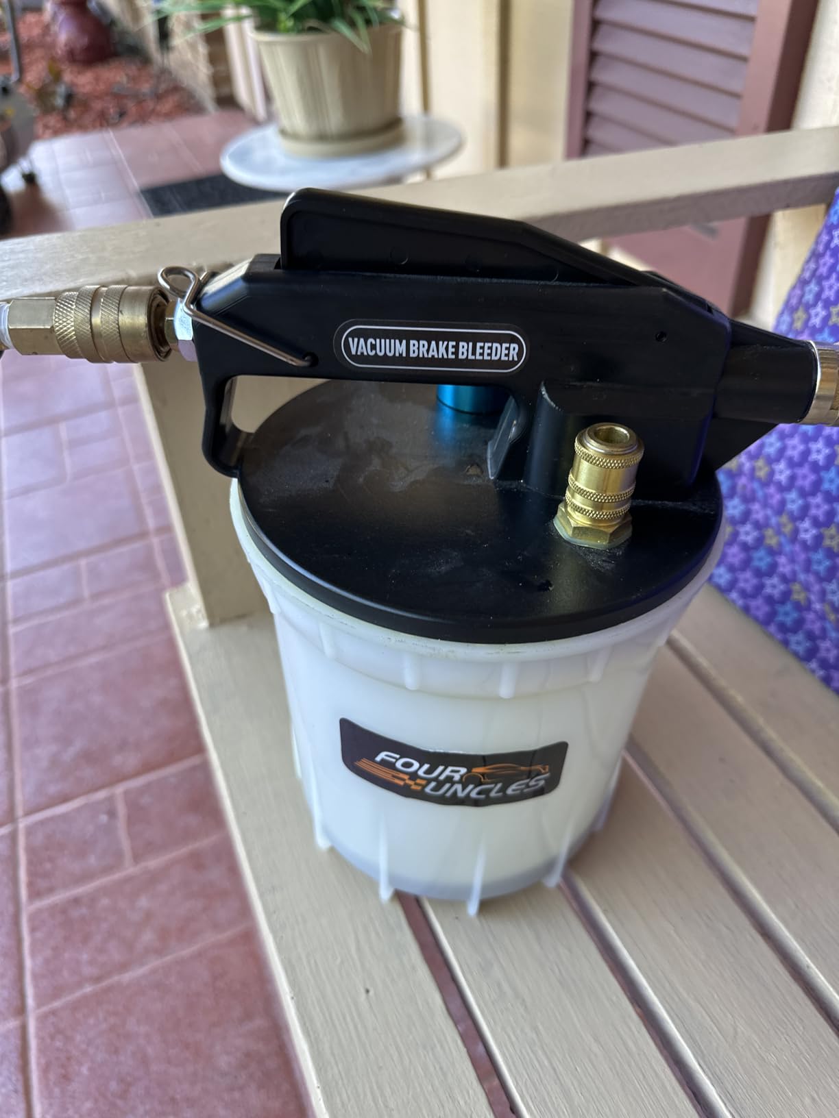 FOUR UNCLES 2L Pneumatic Brake Bleeder Vacuum Pump Kit with 13 PCS Adapters customer photo 1