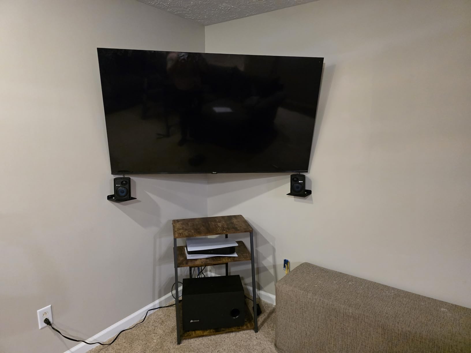 PERLESMITH Corner TV Wall Mount for 37–70 inch TVs up to 99 lbs customer photo 1