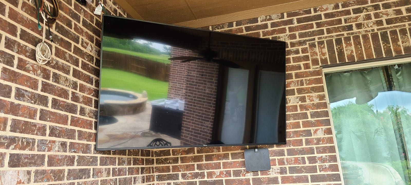 PERLESMITH Long Arm Corner TV Wall Mount for 37–75 inch TVs up to 110 lbs customer photo 2