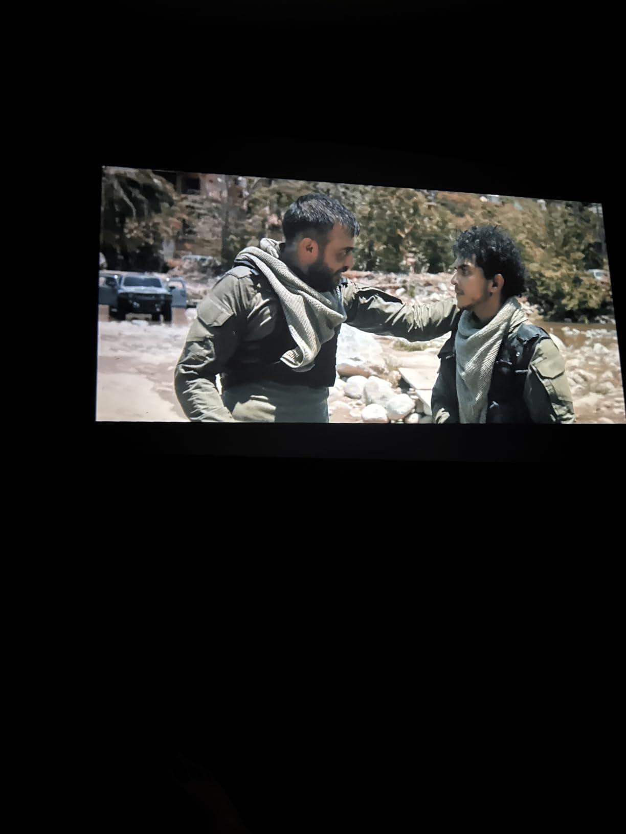 VIVOHOME 120 Inch 1:1 Pull Down Projector Screen, Black customer photo 2