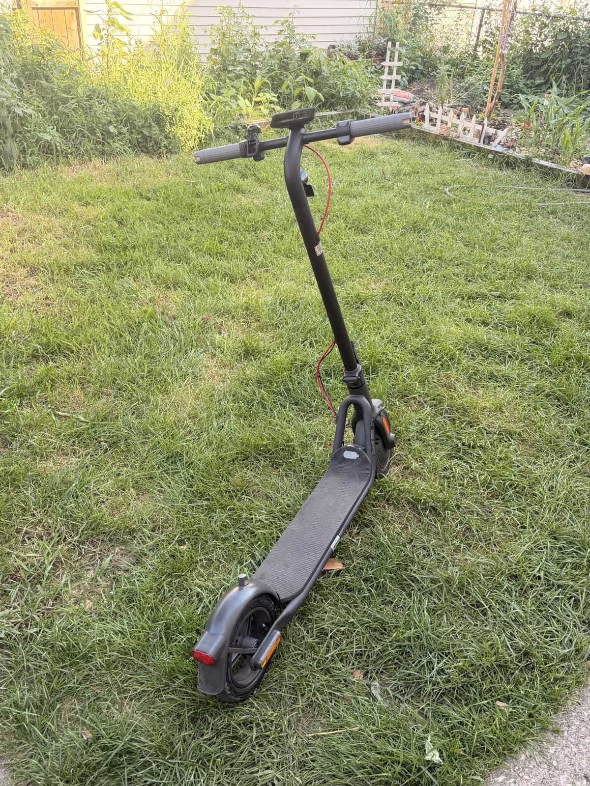 NAVEE V25/G5 Series Electric Scooter for Adults, 19 MPH &15.5-43 Miles, 600-1000W Motor, 10