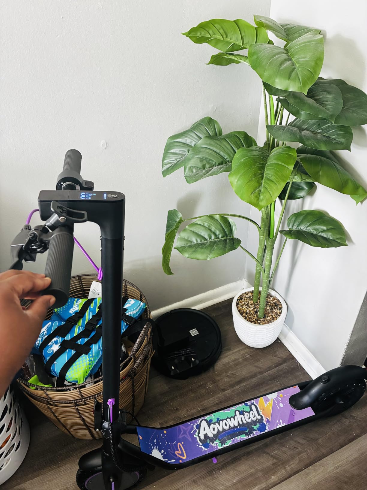 Aovowheel Electric Scooter for Adults, Folding E Scooter Commuting Scooters customer photo 2
